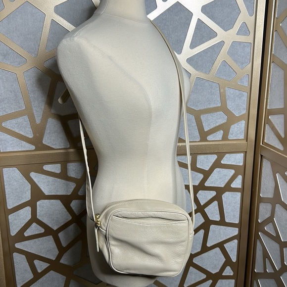 JACQUELINE FERRAR Cream GENUINE LEATHER Multi Pocket Crossbody - Picture 1 of 11
